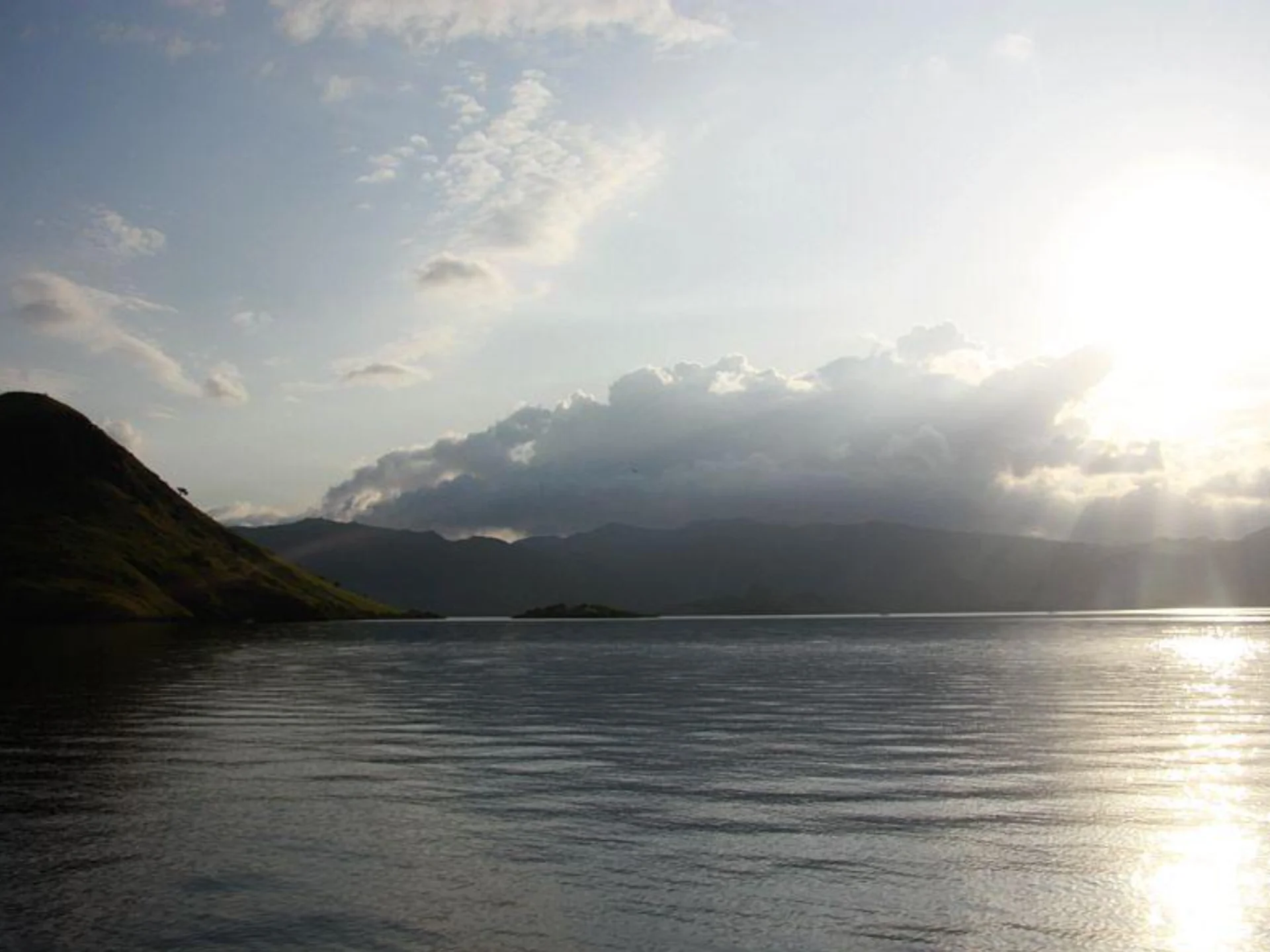 Świt. Pacyfik. Okolice Komodo. Indonezja