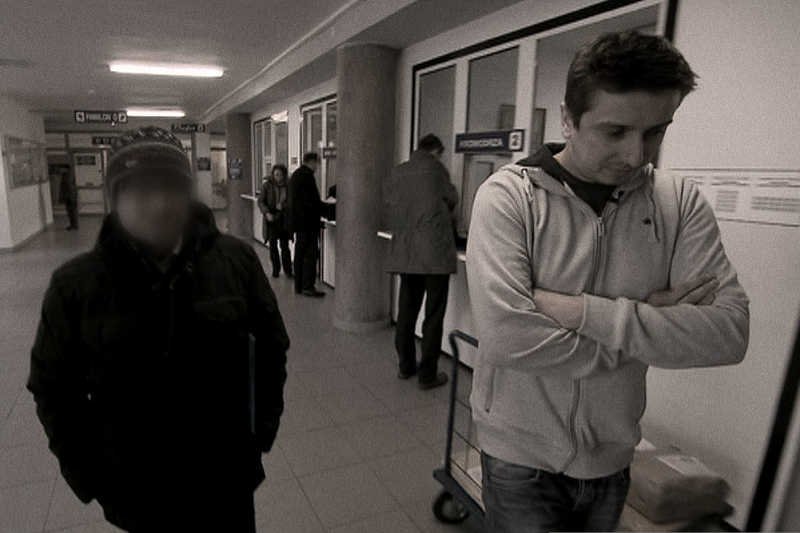 Dziennikarz śledczy Jarosław Jabrzyk (P) w filmie "W imieniu Kościoła".