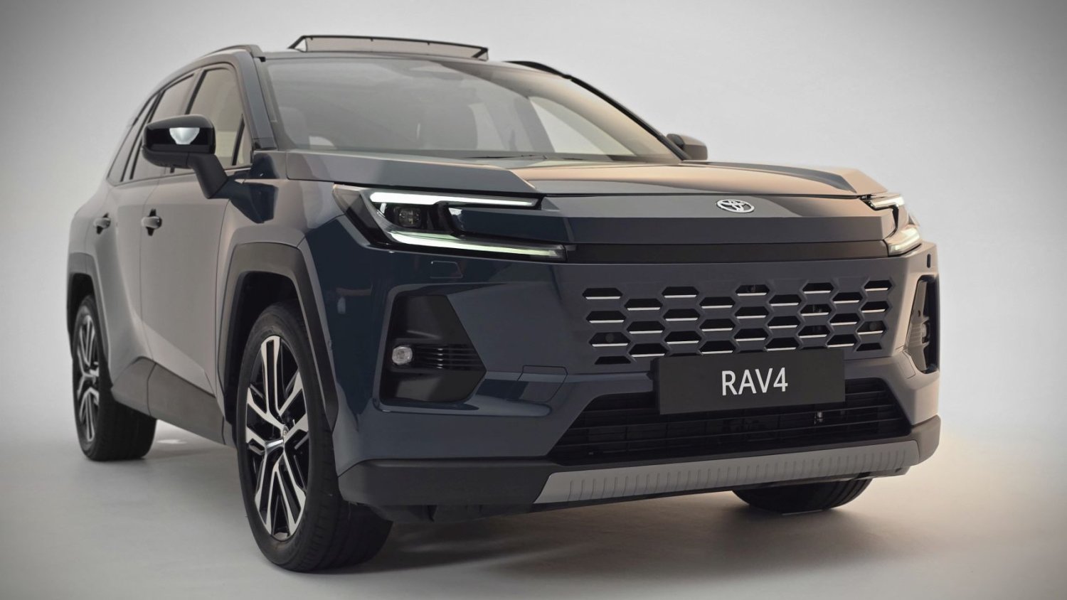 Widziałem nową Toyotę RAV4. Nie dziwię się, że klienci kupili tyle egzemplarzy w ciemno