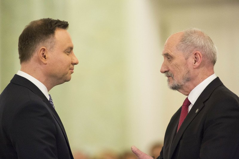 Andrzej Duda wyróżnił Macierewicza. Wręczy Order Orła Białego