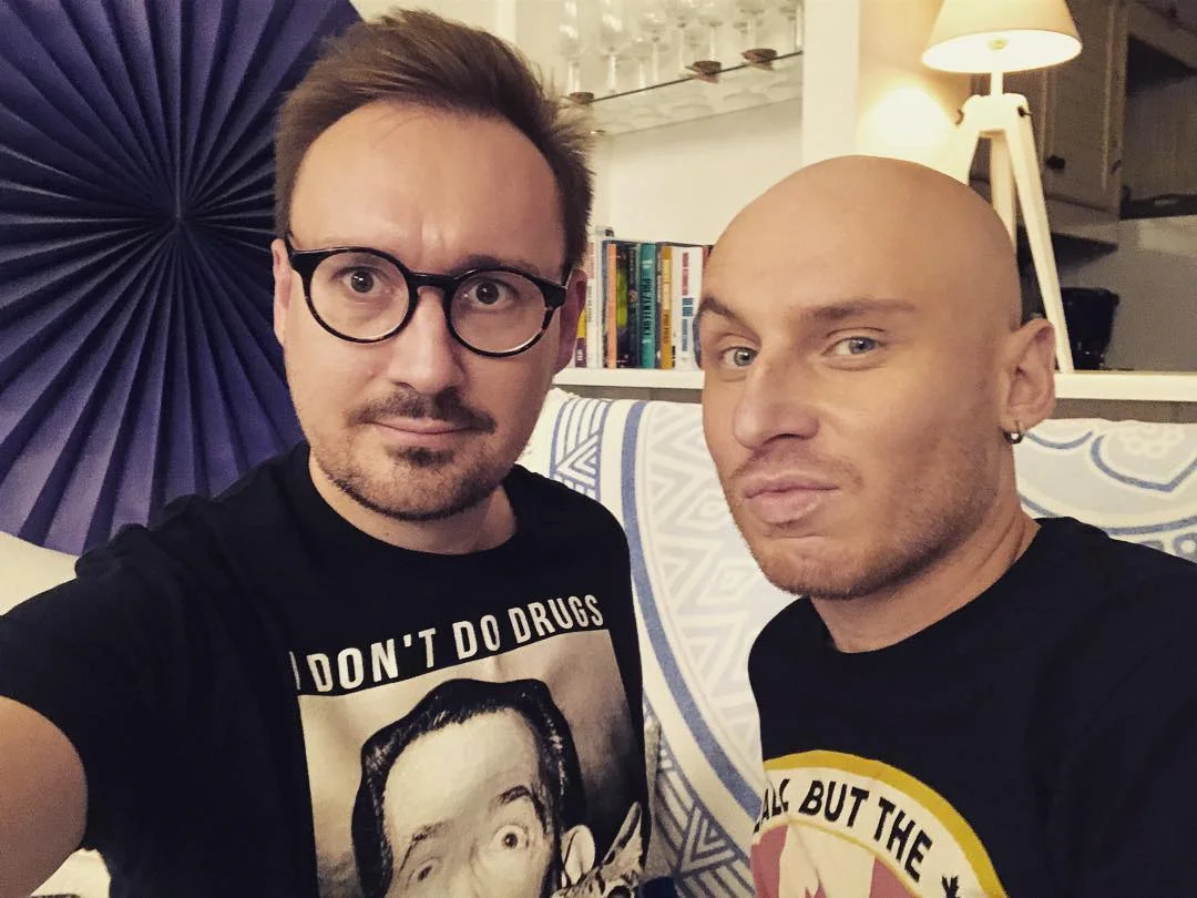 Mariusz Kozak komentuje programy telewizyjne wraz z Jackiem Szawiołą