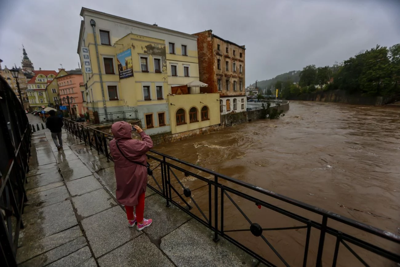 Śmierć mężczyzny w Bielsko-Białej. Kłodzko może znaleźć się pod wodą po pęknięciu tamy w Stroniu Śląskim