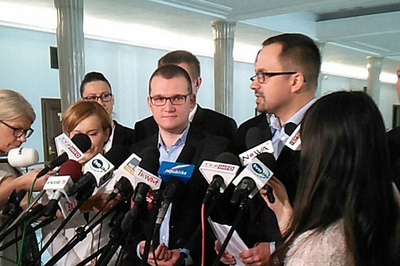 Internet wylał się wczoraj do realu i na ulice polskich miast, więc PiS z internetu wyciągnęło też Pawła Szefernakera. On w realu okazał się jednak groteskowy.