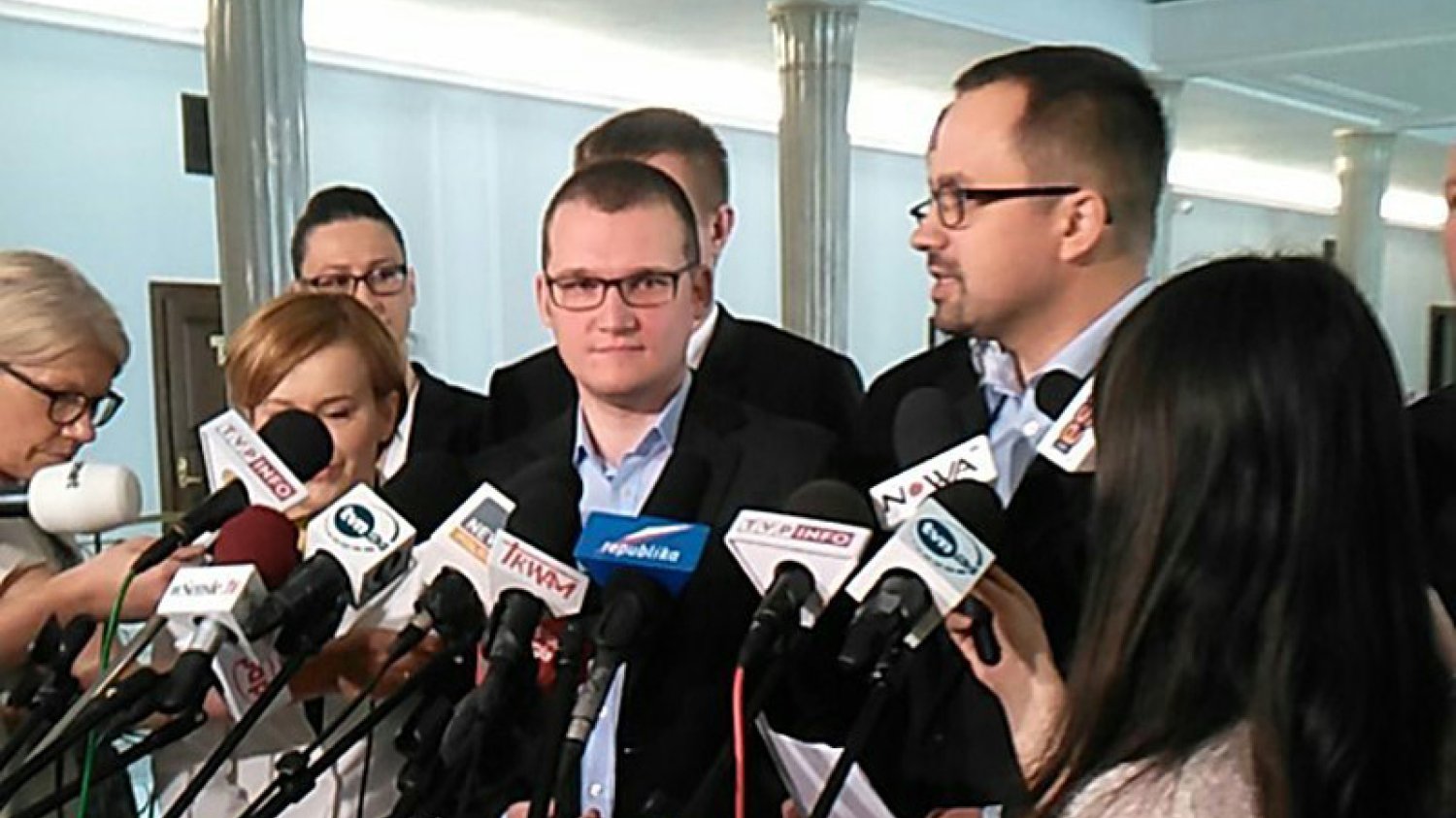 Internet wylał się wczoraj do realu i na ulice polskich miast, więc PiS z internetu wyciągnęło też Pawła Szefernakera. On w realu okazał się jednak groteskowy.