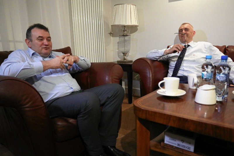 Stanislaw Gawłowski, poseł PO i jego obrońca mecenas Roman Giertych czekają w kancelarii na ewentualne zatrzymanie parlamentarzysty