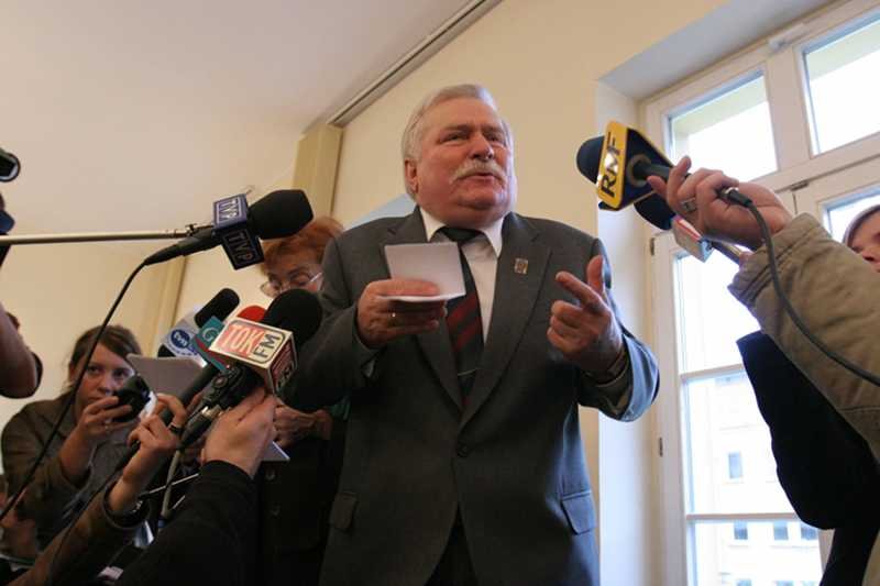 Lech Wałęsa będzie domagał się pieniędzy od Krzysztofa Wyszkowskiego. Na zdjęciu były prezydent podczas rozprawy w listopadzie 2007 roku.