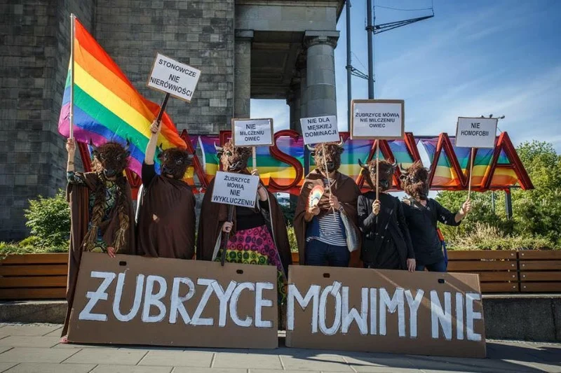 Członkowie i członkinie protestowały również przeciwko homofobii