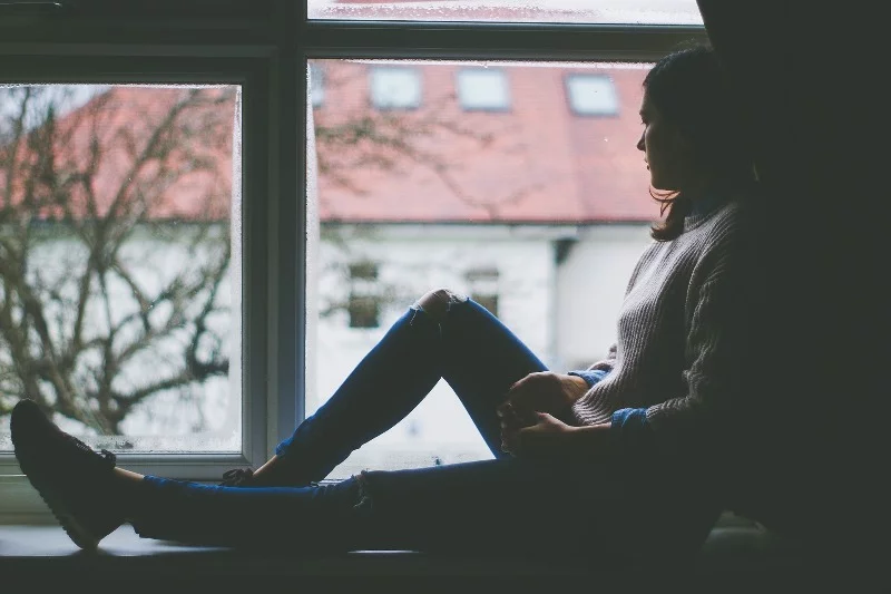 Depresja sezonowa objawia się m.in. apatią, sennością, zmęczeniem i zwiększeniem apetytu. Jak skutecznie ją leczyć?