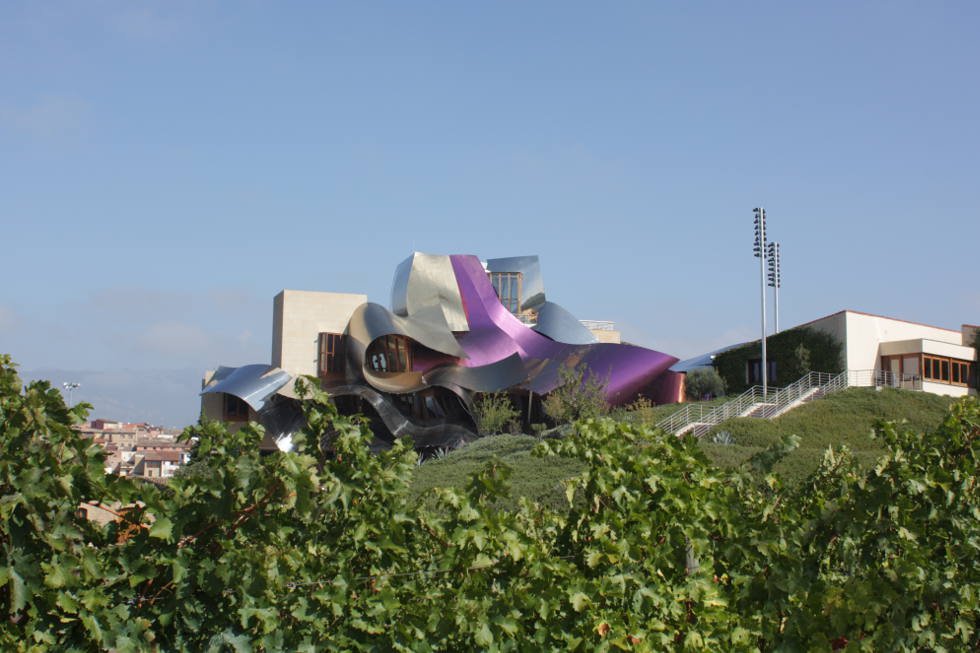Budynek hotelu i restauracji w winnicy Marques de Riscal, autorstwa Franka Gehry'ego