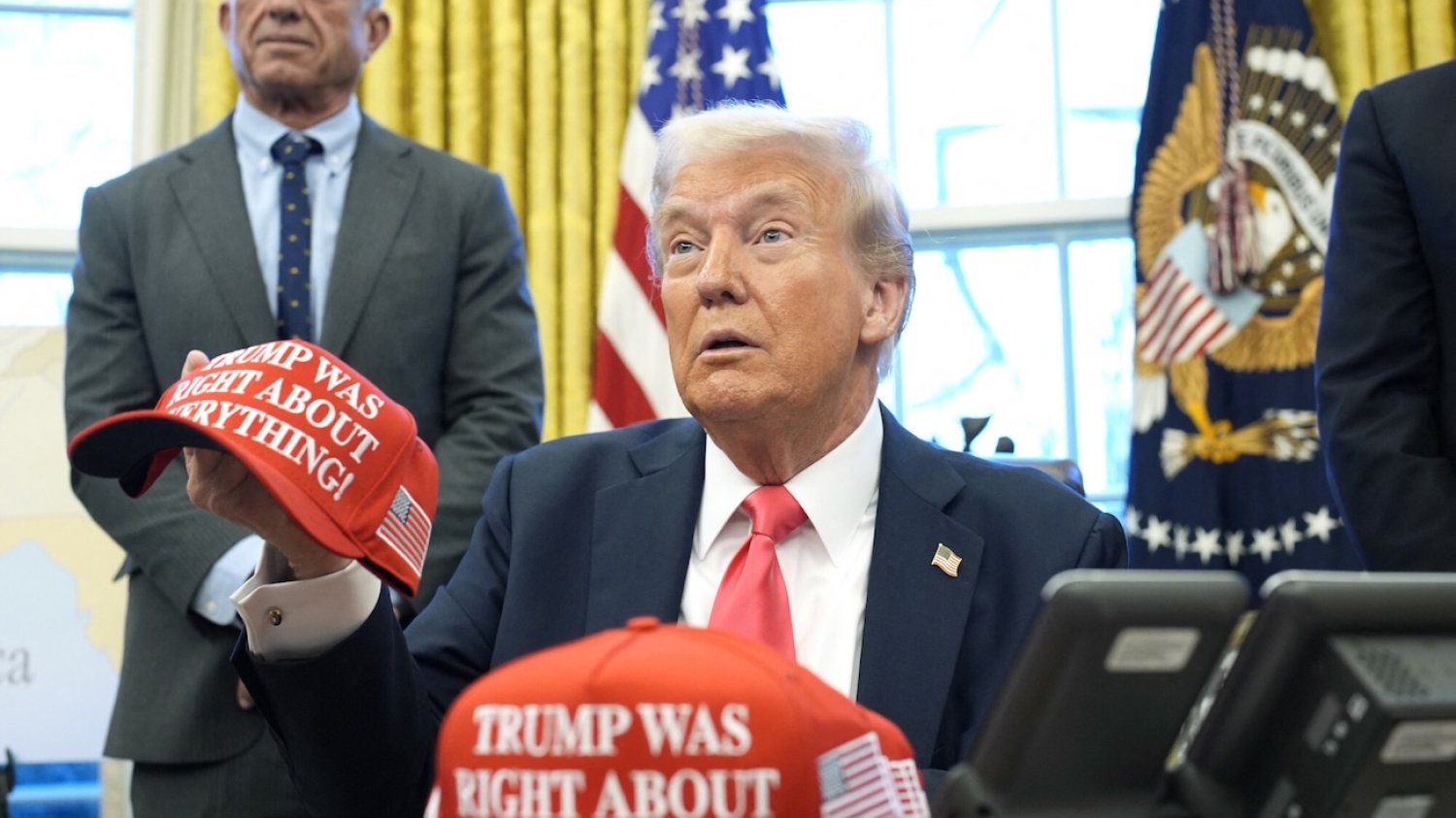 Trudno uwierzyć, co teraz wymyślił Trump. Chce sprzedawać "złote karty" za 5 mln dolarów Trump chce sprzedawać złote karty. Kusi nawet rosyjskich oligarchów