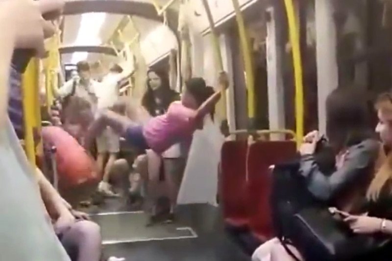 Do tej bójki nastolatek doszło w jednym z warszawskich tramwajów.