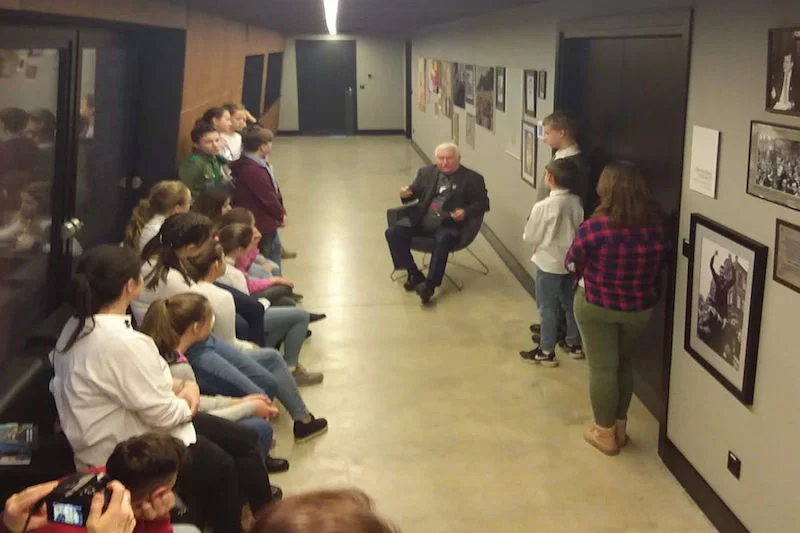 Lech Wałęsa spotkał się z uczniami na korytarzu.