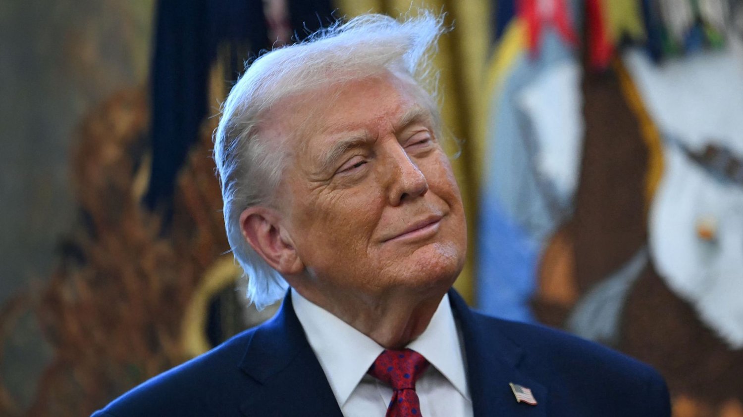 Trump kupuje buty swoim ludziom. Istne kuriozum, "boją się ich nie nosić" Uśmiechnięty Donald Trump