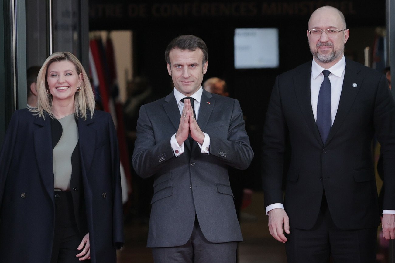 Paryż, 13 grudnia 2022. Konferencja "Solidarni z narodem ukraińskim". Od lewej: Ołena Załenska, Emmanuel Macron, Denys Szmyhal