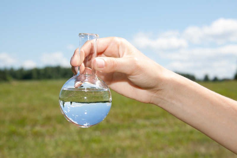 Reklama [url=http://www.shutterstock.com/pic-145774883/stock-photo-water-purity-test-liquid-in-laboratory-glassware.html?src=_7VZ5O-8yR5gzguAx2LQgw-3-6]wody[/url] może wprowadzić nas w błąd. Co warto wiedzieć, aby tego uniknąć?