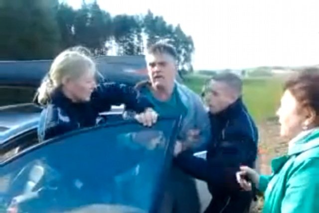 Kadr z nagrania, które przedstawia nieudolną interwencję bytowskich policjantów