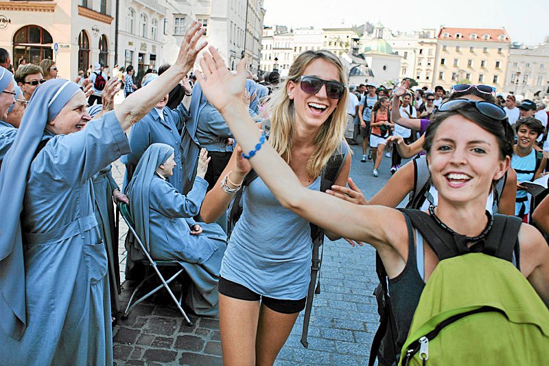 Pielgrzymi wchodzący z Krakowa na Jasną Górę. Za trzy lata podczas ŚDM 2016 na krakowskim rynku będą miliony pielgrzymów z całego świata.