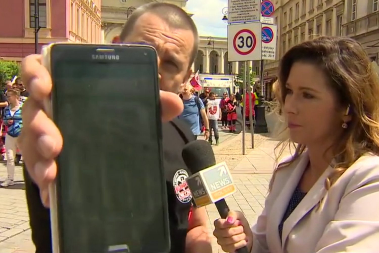 Ile zarabia ratownik medyczny? Ten mężczyzna wyliczył to na oczach widzów.