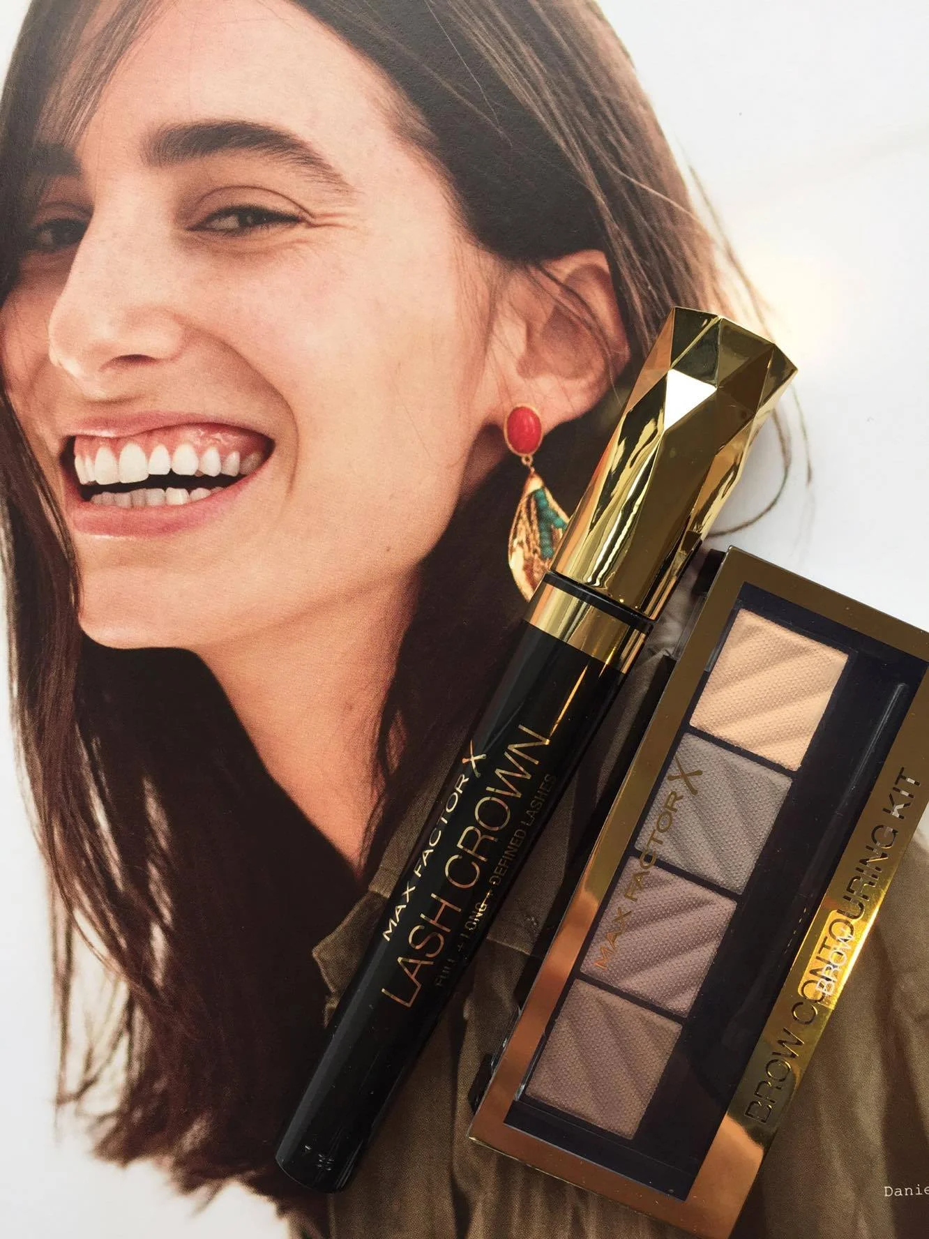 Drugą perełką z najnowszej oferty Max Factor jest tusz LASH CROWN, który zagęszcza, wydłuża i jednocześnie rozdziela rzęsy.
