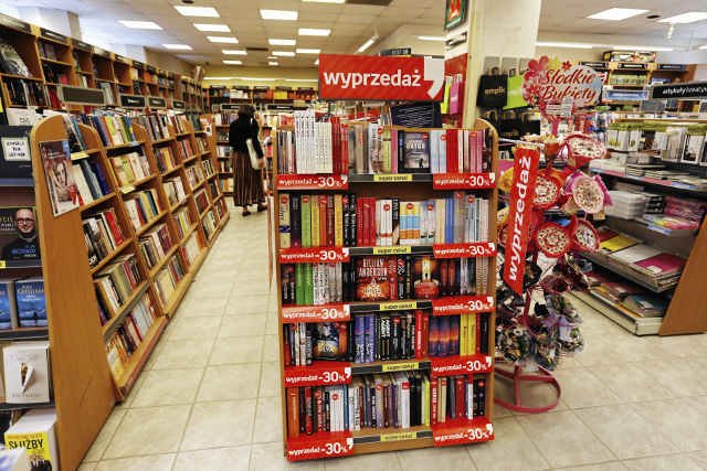 Sieciowe księgarnie zamieniły się w hipermarkety. Tak samo traktują książki, sprzedając je niczym serki czy kiełbasy. Niszczą tym samym i tak kiepskie w Polsce czytelnictwo.