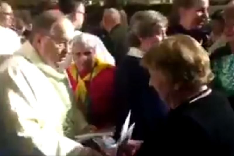 Przyjmowanie kopert od wiernych słuchaczy Radia Maryja szło bardzo sprawnie.