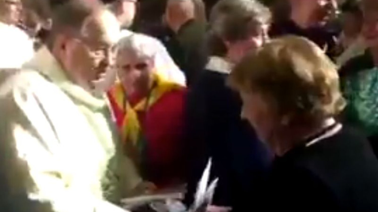 Przyjmowanie kopert od wiernych słuchaczy Radia Maryja szło bardzo sprawnie.