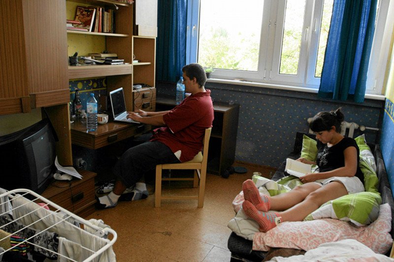 Polacy chcą mieszkać na swoim, ale nie lubią brać kredytów. "Państwo i pracodawcy nie zachęcają do tego"