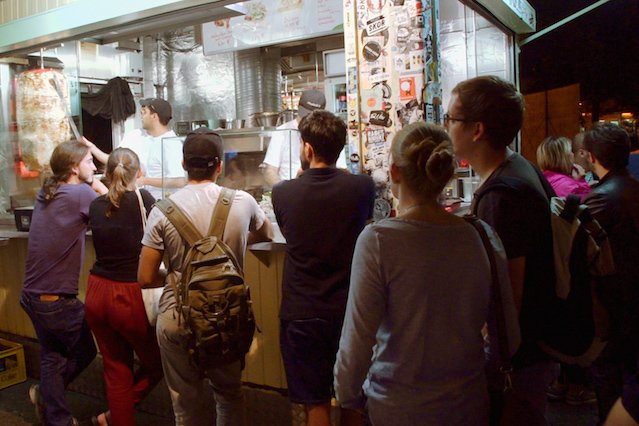 To tylko część z ogonka, jaki ciągnie się do budki z kebabem.