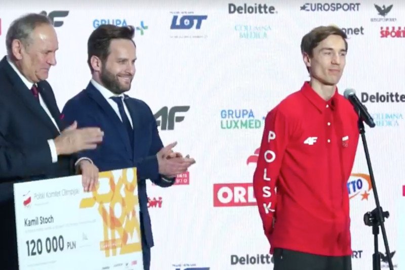 Kamil Stoch nagrodę za złoty medal z Pjongczang przekazał osobom ze sztabu szkoleniowego.