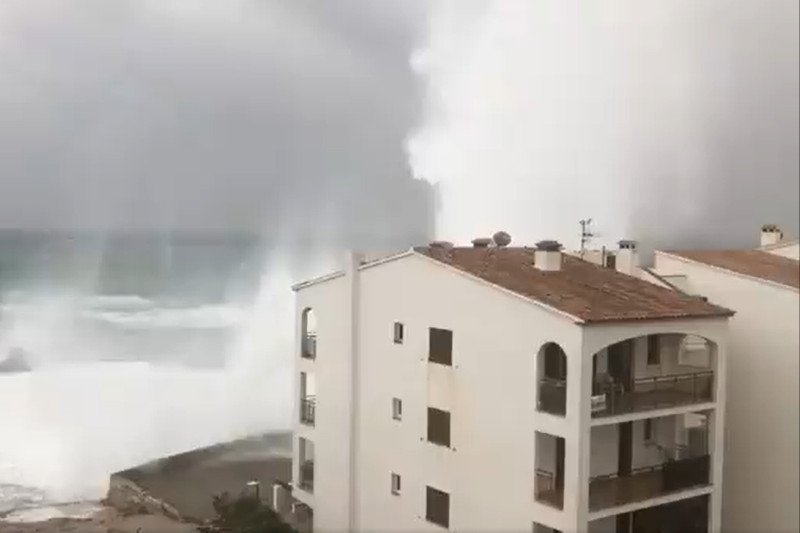 Gloria pustoszy Półwysep Iberyjski, fale na morzu sięgają kilkunastu metrów wysokości.