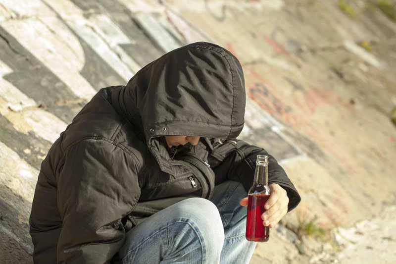 Na wspomnienie pierwszego młodzieńczego upojenia alkoholowego większość łapie się za głowę lub uśmiecha.