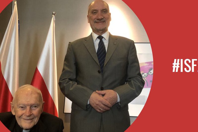 Wiceprezes PiS Antoni Macierewicz musi się mierzyć z konsekwencjami znajomości z Theodorem McCarrickiem, którego papież Franciszek wyrzucił ze stanu kapłańskiego za pedofilię.