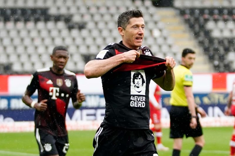 Robert Lewandowski oddał hołd ikonie, ale jest już samodzielnym rekordzistą Bundesligi.