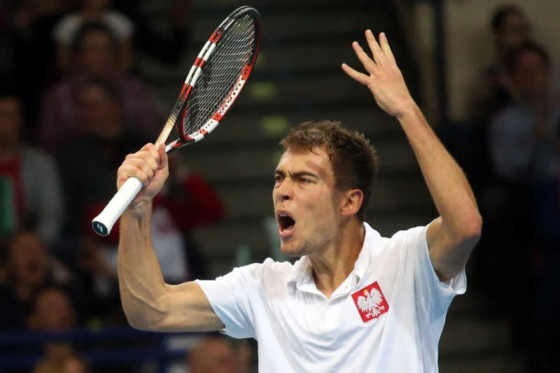Jerzy Janowicz nie wytrzymał presji po przegranym meczu.