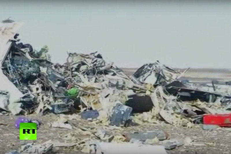 W katastrofie zginęły 224 osoby. Samolot miał rozpaść się jeszcze będąc w powietrzu.