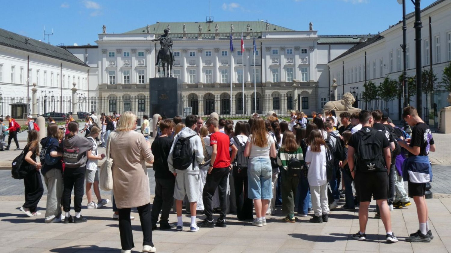Tyle rocznie zarabia prezydent Polski Roczna pensja prezydenta Polski nie wystarczy na zakup kawalerki w Warszawie