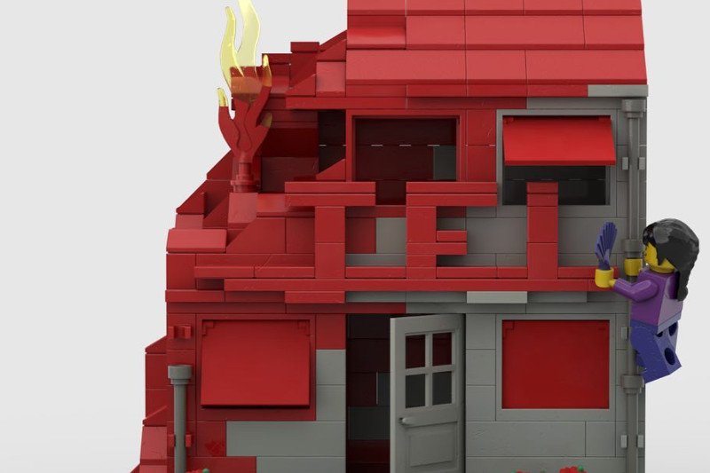 W opisie zdjęcia instalacji z klocków Lego Mariusza Warasa można przeczytać, że jest to ucieczka z płonącego hotelu.