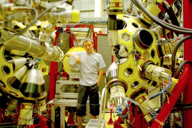 Ernest Grodner, utalentowany fizyk, który ma stracić pracę na UW, ponieważ nie napisał artykułu naukowego. Był zajęty prawdziwą nauką.