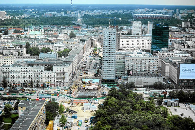Widok na skrzyżowanie ul. Marszałkowskiej i Świętokrzyskiej, gdzie budowana jest II linia metra.