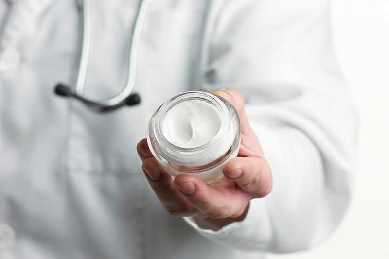 Zdaniem niektórych naukowców parabeny mogą powodować raka piersi u kobiet.