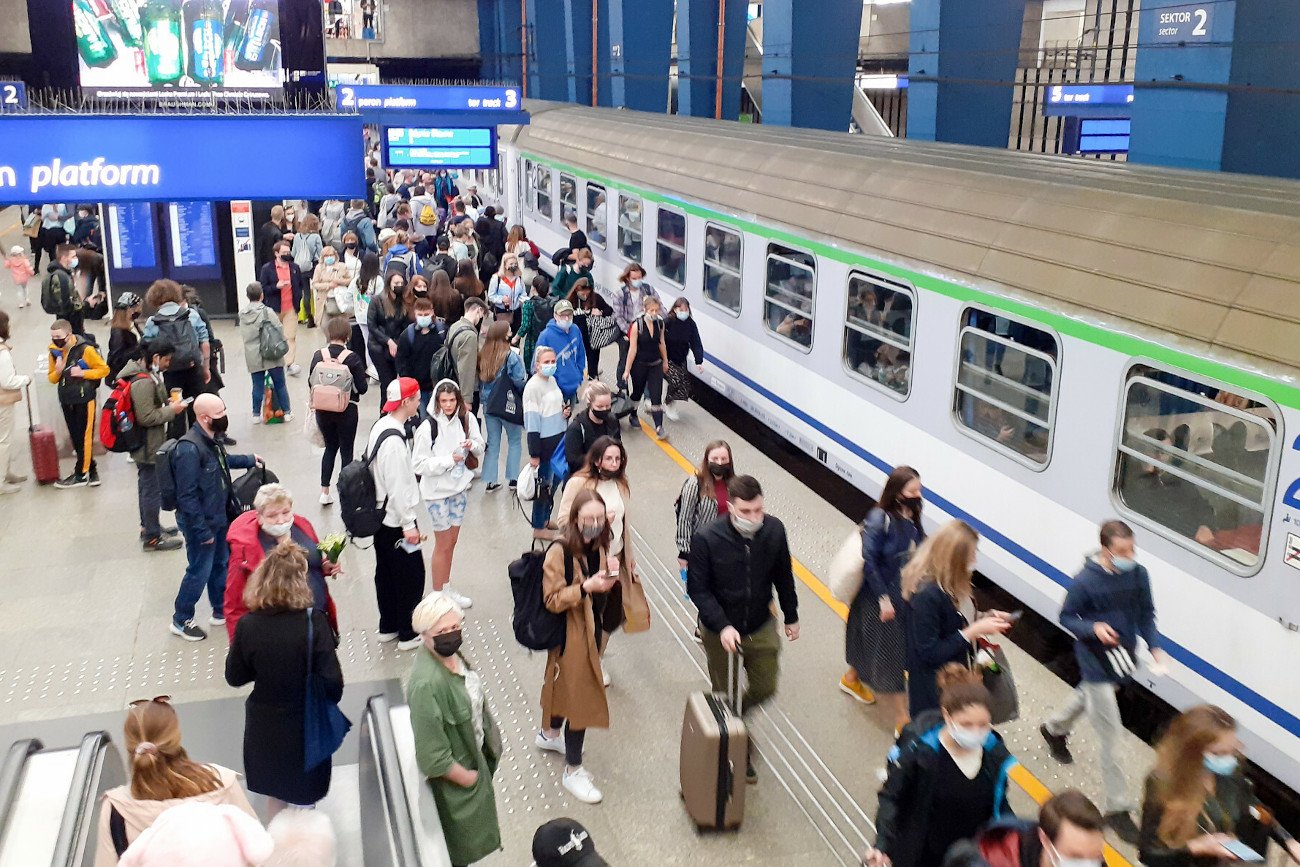 W pociągu jadącym z Trójmiasta w stronę Warszawy doszło do awantury. Agresywni pasażerowie wybili szybę. (zdjęcie ilustracyjne)