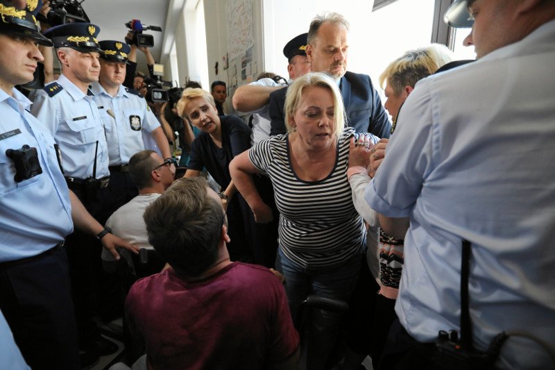 Protestujący w Sejmie nie mają już nawet dostępu do windy.