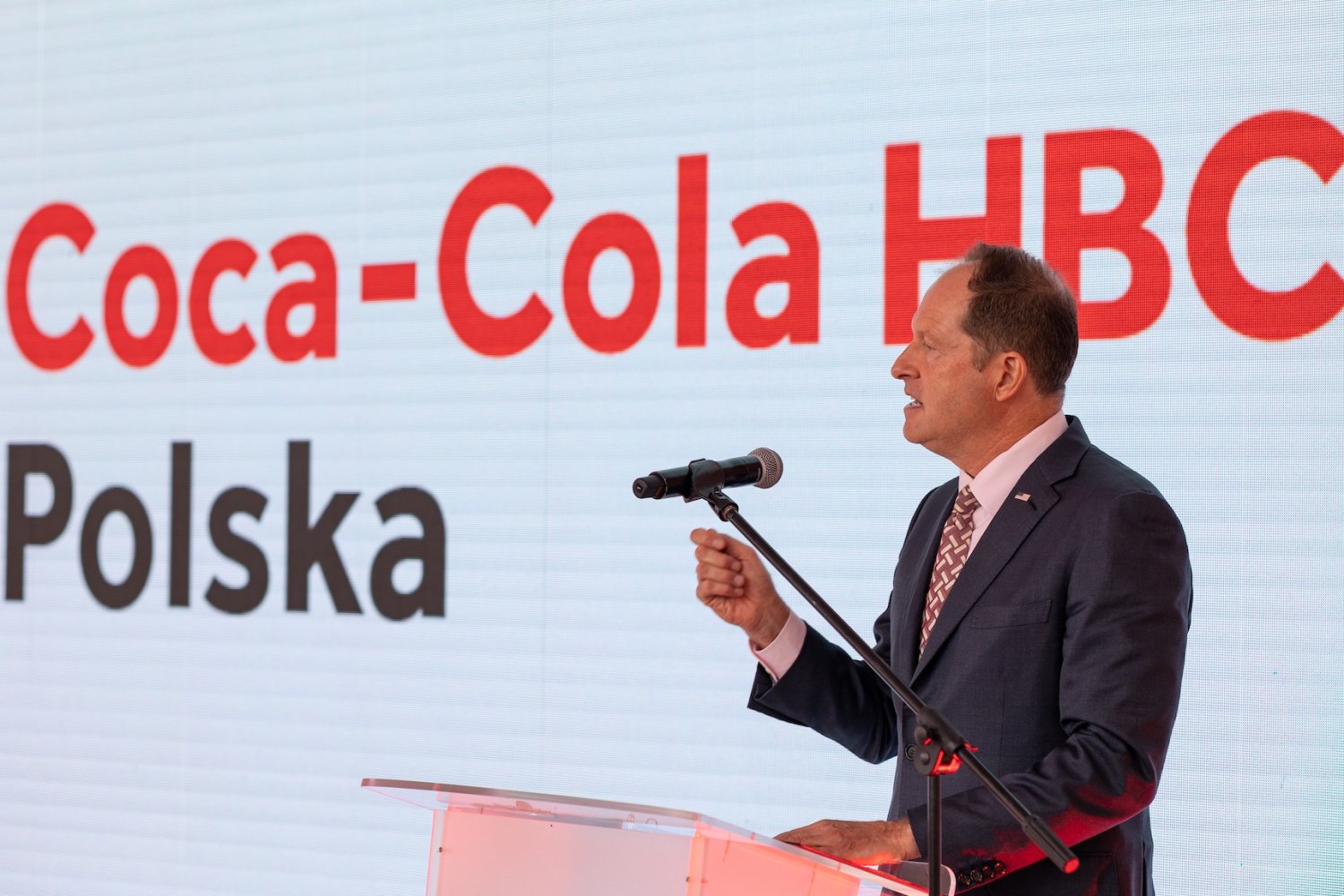 Ambasador USA Mark Brzezinski w trakcie otwarcia nowego magazynu wysokiego składowania firmy Coca-Cola HBC Polska