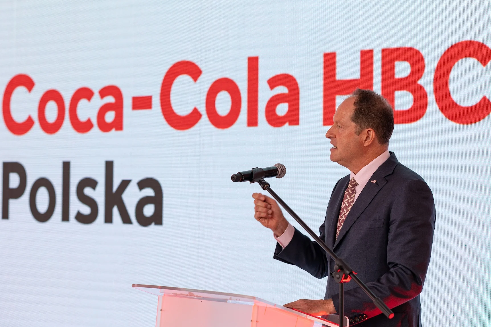 Ambasador USA Mark Brzezinski w trakcie otwarcia nowego magazynu wysokiego składowania firmy Coca-Cola HBC Polska