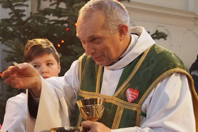 "A ks. Wojtek jest wierny tradycji (swojej):-)" - napisał Jezuita Grzegorz Kramer, udostępniając w internecie to zdjęcie.