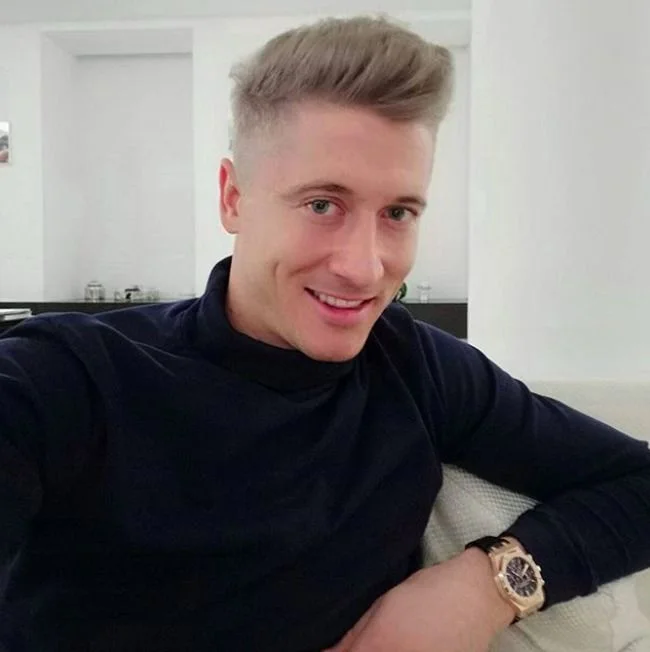 Wszystko jest dla ludzi. Nawet kapitan reprezentacji farbujący się na lodowy blond.