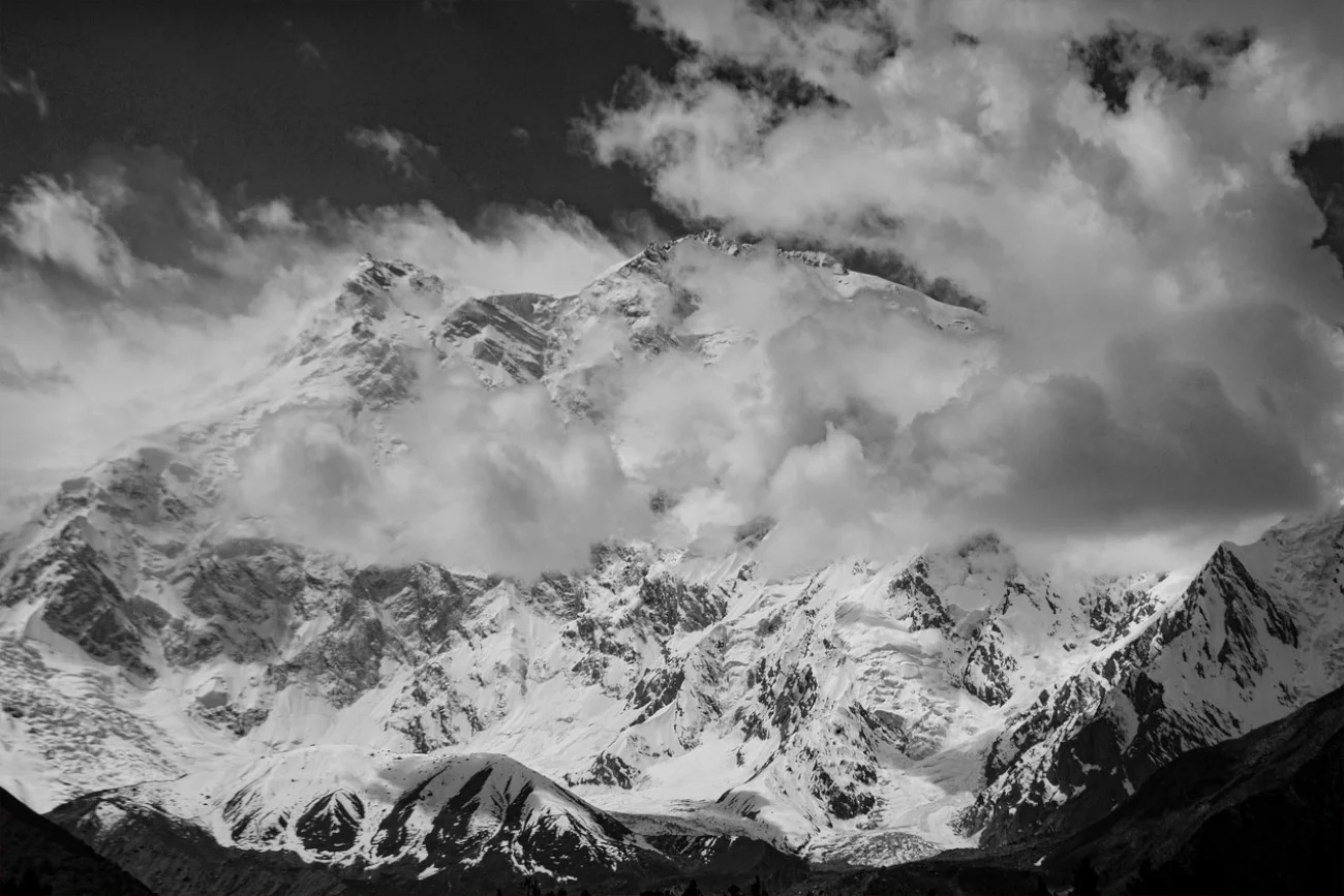 Śmierć wspinacza na Nanga Parbat. Sprzeczne doniesienia o tożsamości ofiary Śmierć wspinacza na Nanga Parbat. Sprzeczne doniesienia o tożsamości ofiary