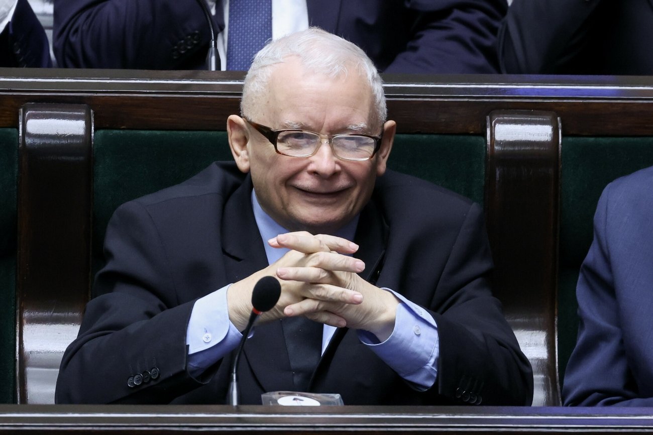 Jarosław Kaczyński uśmiecha się na sali sejmowej. Czy prezes PiS powinien być ukarany za złamanie prawa? Sprawdzono to w sondażu.