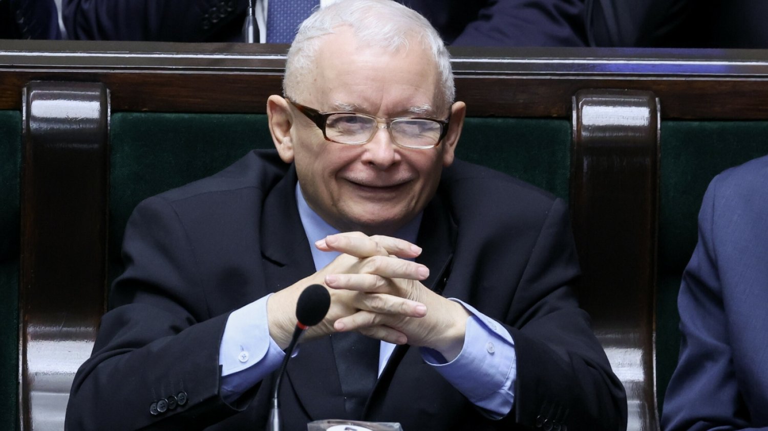 Kara dla Kaczyńskiego za zniszczenie wieńca? Polacy podzieleni. Jarosław Kaczyński uśmiecha się na sali sejmowej. Czy prezes PiS powinien być ukarany za złamanie prawa? Sprawdzono to w sondażu.