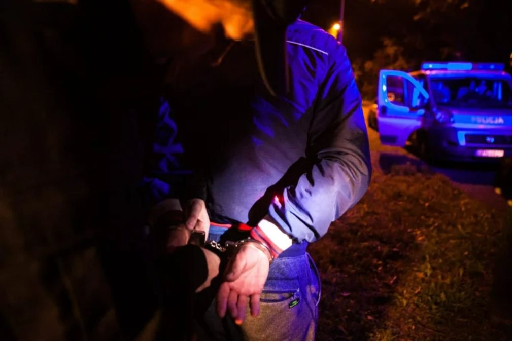 Policja złapała mężczyznę, który zakażony koronawirusem uciekł ze szpitala w celu przyjęcia szczepionki przeciw COVID--19 (zdjęcie ilustracyjne)